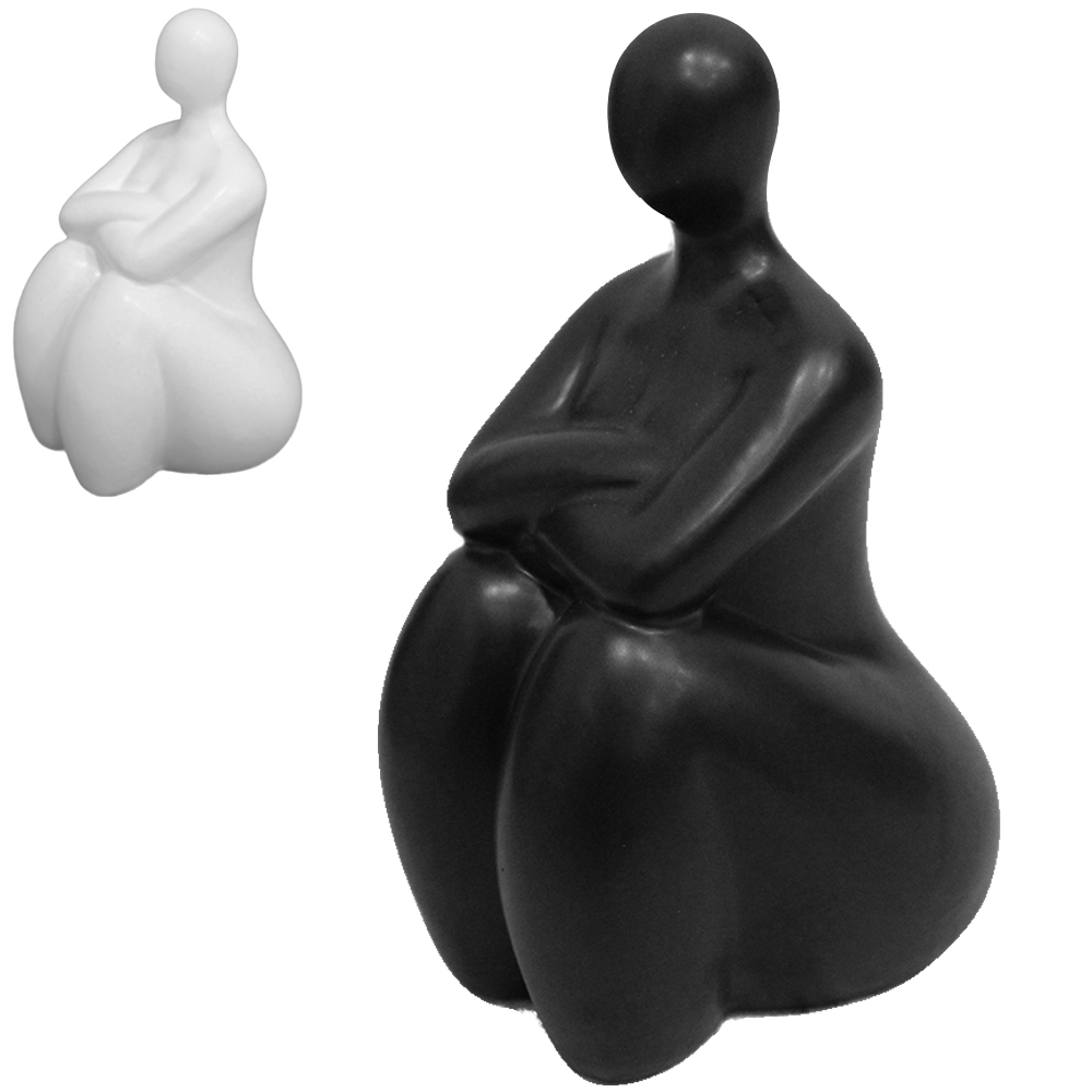 ENFEITE MULHER SENTADA DE BRACOS CRUZADOS DE PORCELANA PRETO / BRANCO 14X8X8CM