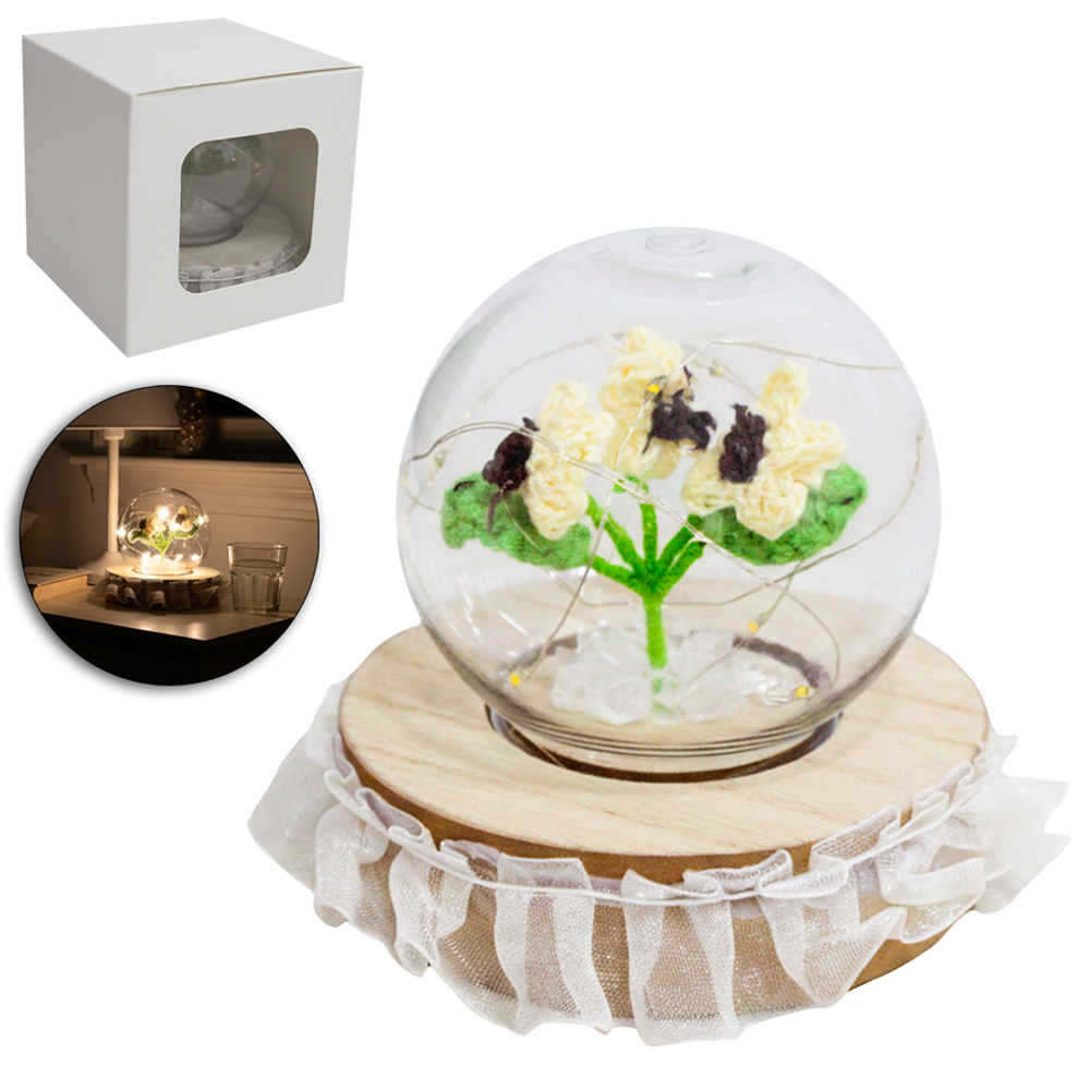 ENFEITE CUPULA COM FLOR ARTIFICIAL DE CROCHE + MICRO LED E BASE DE MADEIRA MDF A BATERIA 9X9,5CM DE Ø