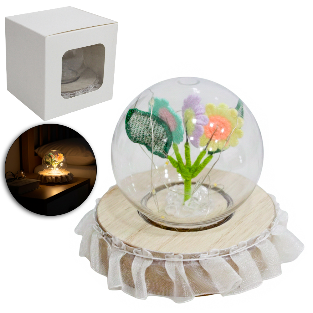 ENFEITE CUPULA COM FLOR ARTIFICIAL GIRASSOL DE CROCHE + MICRO LED E BASE MADEIRA MDF A BATERIA 9X9,5CM DE Ø