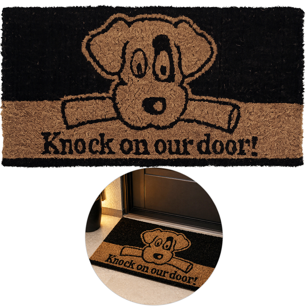 TAPETE CAPACHO DE PISO DE FIBRA RETANGULAR EMBORRACHADO DOG KNOCK ON OUR DOOR! 60X33CM
