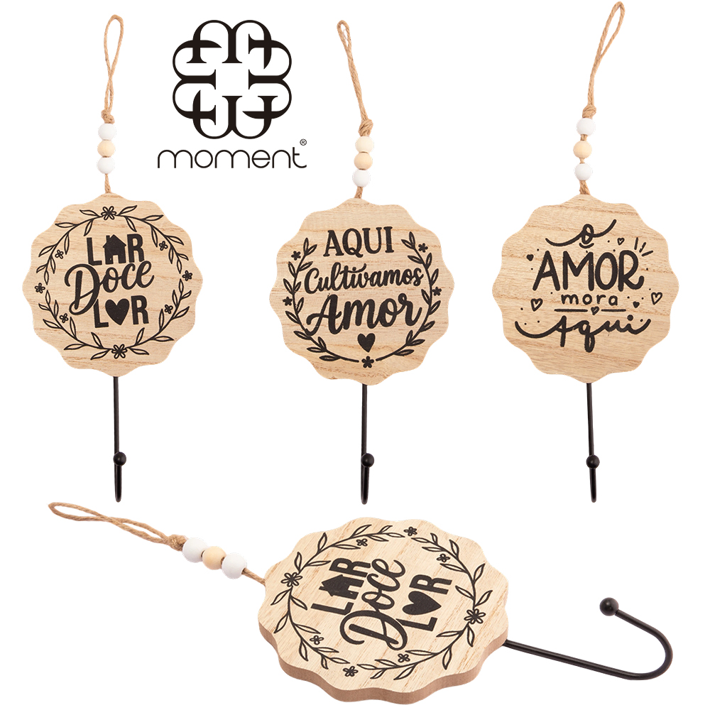 PLACA DECORATIVA PORTA CHAVE / PANO DE MADEIRA MDF FRASES COM GANCHO METAL MOMENT 19,4X12X5CM