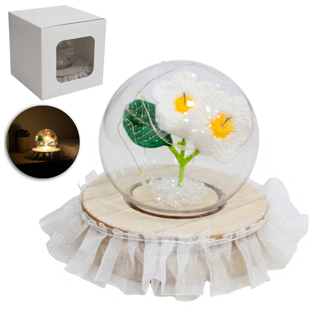 ENFEITE CUPULA COM FLOR ARTIFICIAL DE CROCHE + MICRO LED E BASE DE MADEIRA MDF A BATERIA 9X9,5CM DE Ø